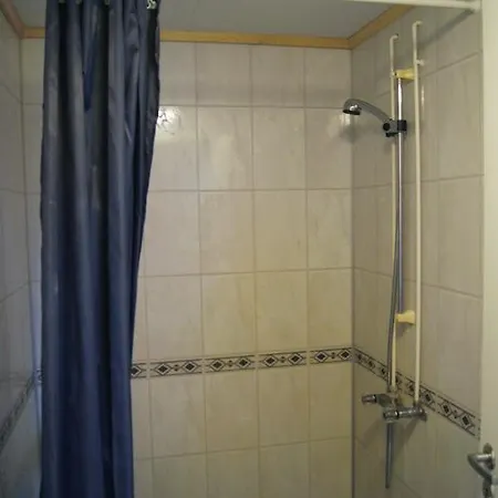 Skabu Hyttegrend فينسترا